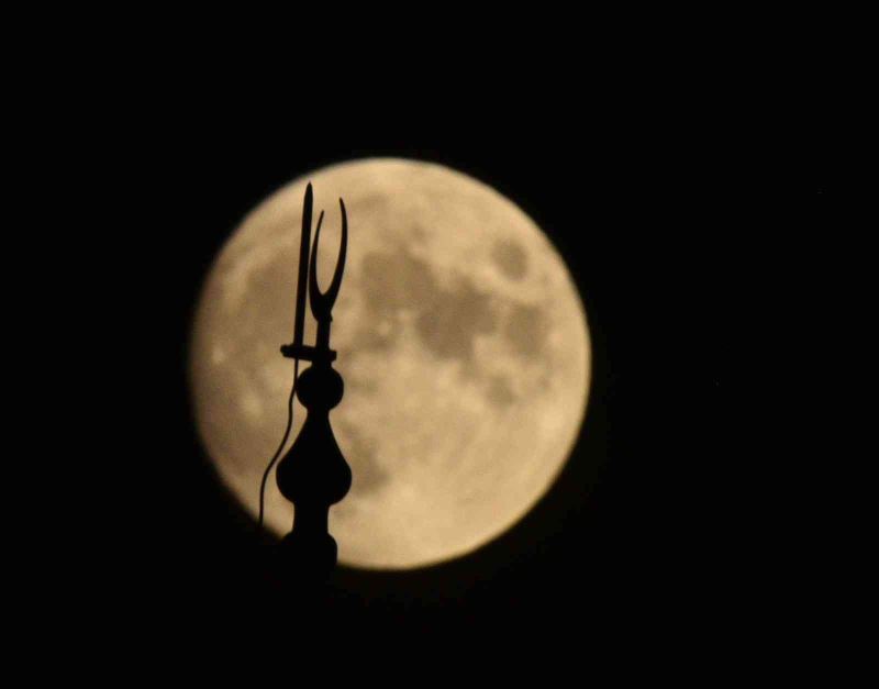 Van Gölü semalarından yükselen dolunay hayran bıraktı
