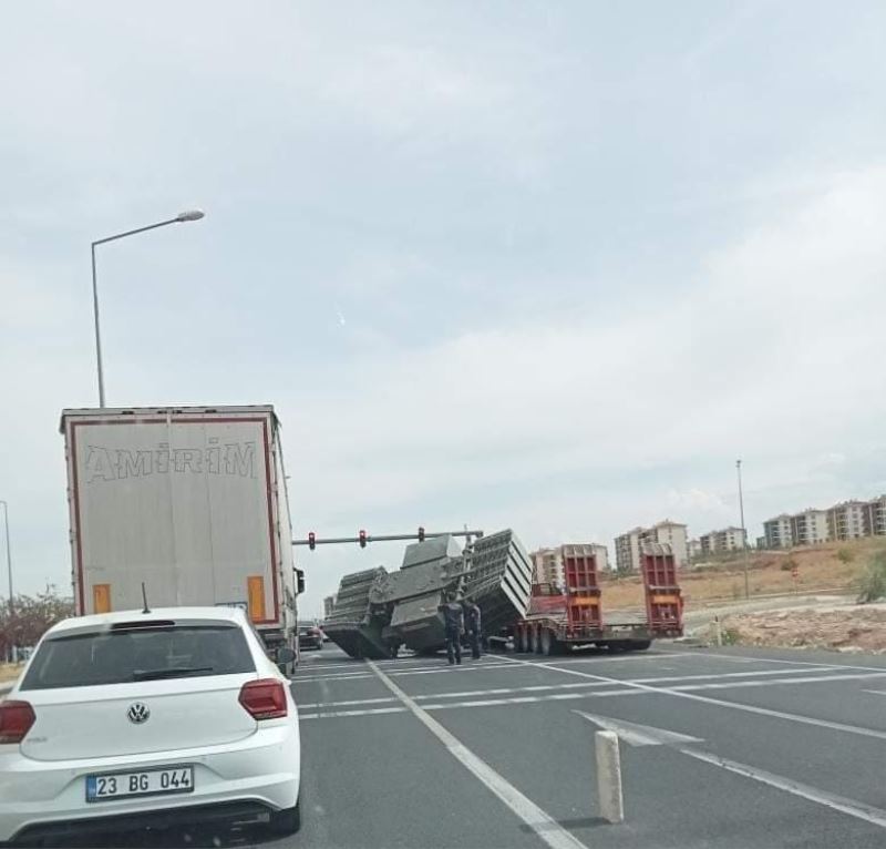 Elazığ’da trafo yüklü tır yan yattı
