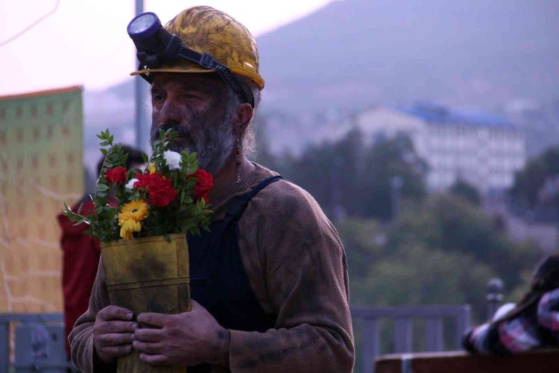 Tunceli’de, maden ocağındaki patlamada hayatını kaybedenler anısına sokak performansı sergilendi
