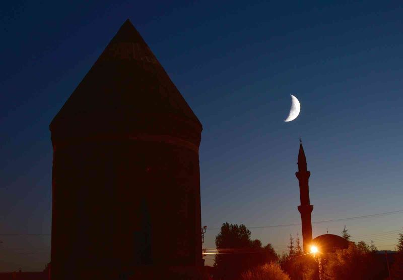 Ahlat’ta ‘Yarım Ay’ın tarihi yapılarla oluşturduğu görüntü hayran bıraktı
