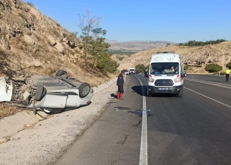 Karşı şeride geçen araç otomobille çarpıştı: 3 yaralı
