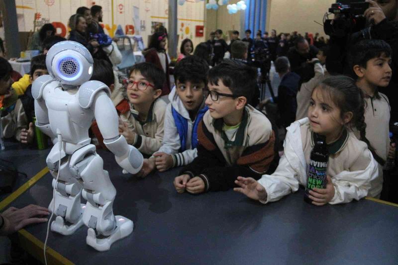 Erzurum Bilim Şenliğinde öğrencilerin dikkatini çeken robot
