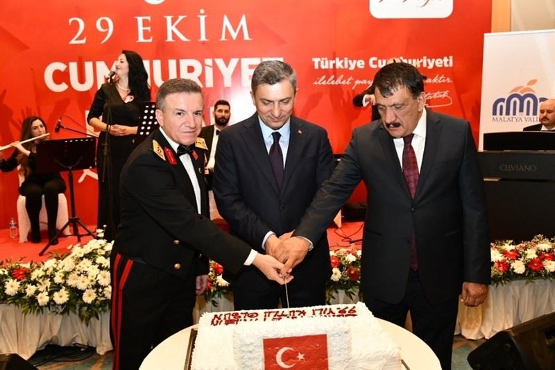 Malatya’da “Cumhuriyet” Resepsiyonu
