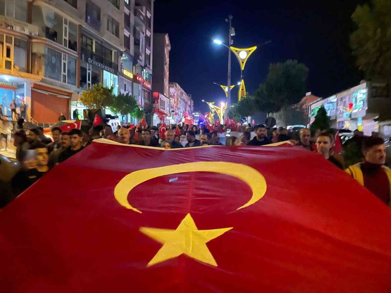 Şemdinli’de metrelerce uzunluğunda Türk Bayrağı Cumhuriyet bayramı için açıldı
