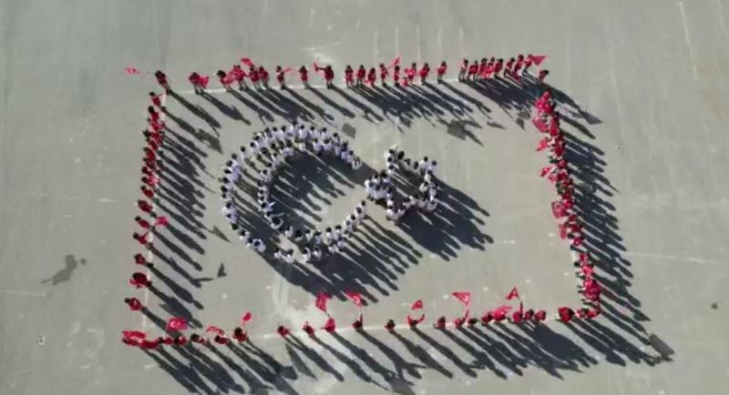 Erzincan’da öğrenciler Cumhuriyet Bayramı’na özel koreografi oluşturdu
