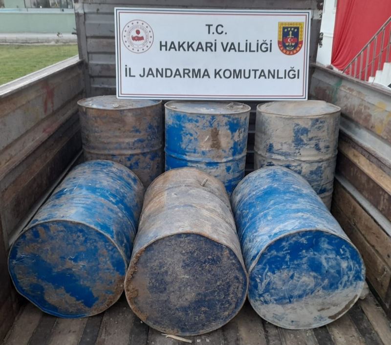 Yüksekova’da bin 56 litre asit anhidrit maddesi ele geçirildi
