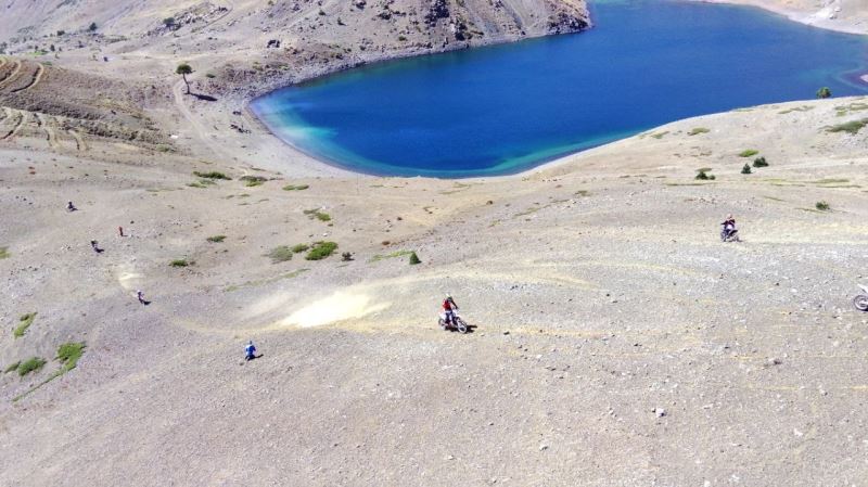 Motosiklet tutkunları 3 bin rakımda adrenaline doydu
