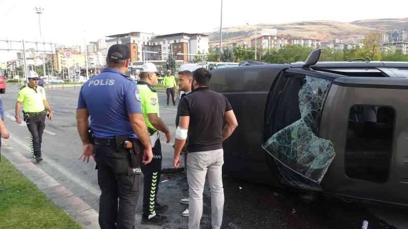 Otomobille çarpışan cip 40 metre sürüklendi: 3 yaralı
