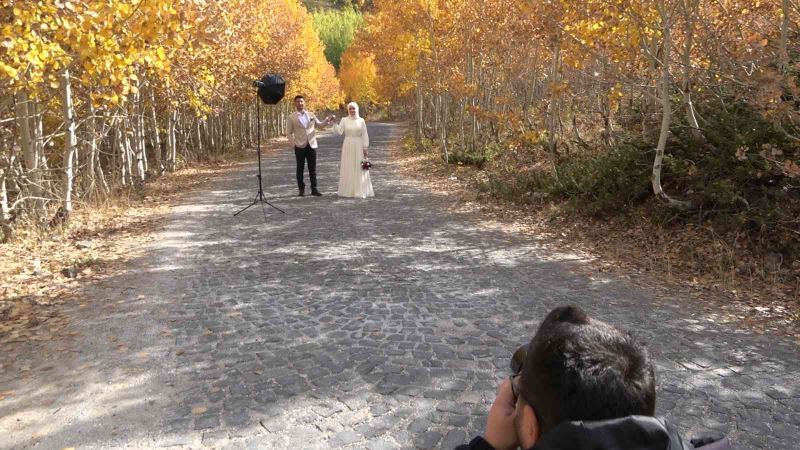 Sonbahar renkleriyle bezenen Nemrut Krater Gölü gelin ve damatların doğal stüdyosu oldu
