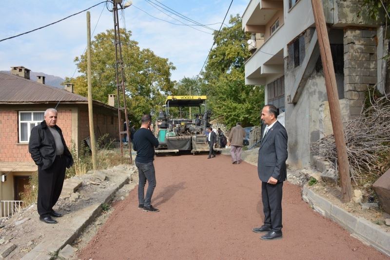 Şemdinli’de yol asfaltlama çalışması
