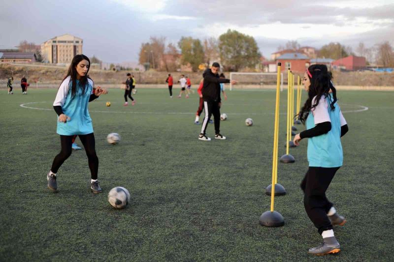 Kadın futbolcular, önyargılara gol atıyor
