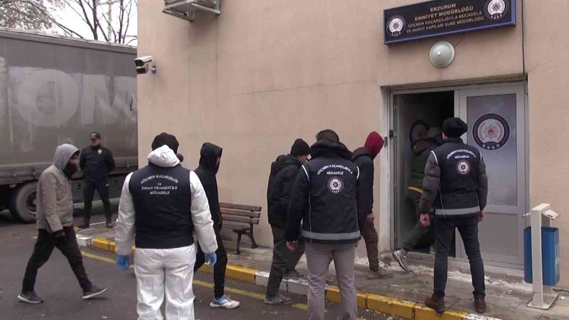 Erzurum’da tır dorsesinde 56’sı çocuk 133 kaçak göçmen yakalandı
