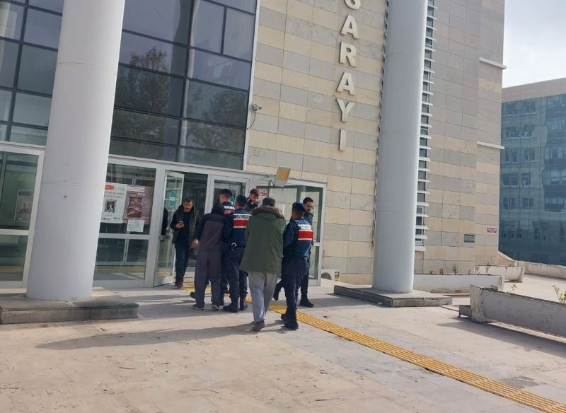 Elazığ’da bir köyü soyan hırsızlar, jandarmaya yakalandı
