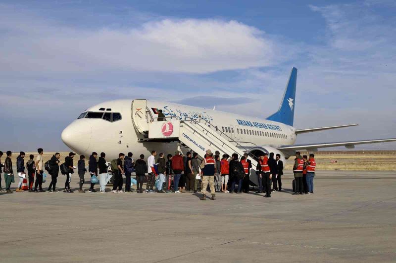 Ağrı’da sınır dışı edilen 136 Afgan göçmen, uçakla ülkelerine gönderildi
