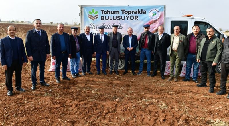 Örnek köye arpa ve buğday tohumu ekildi
