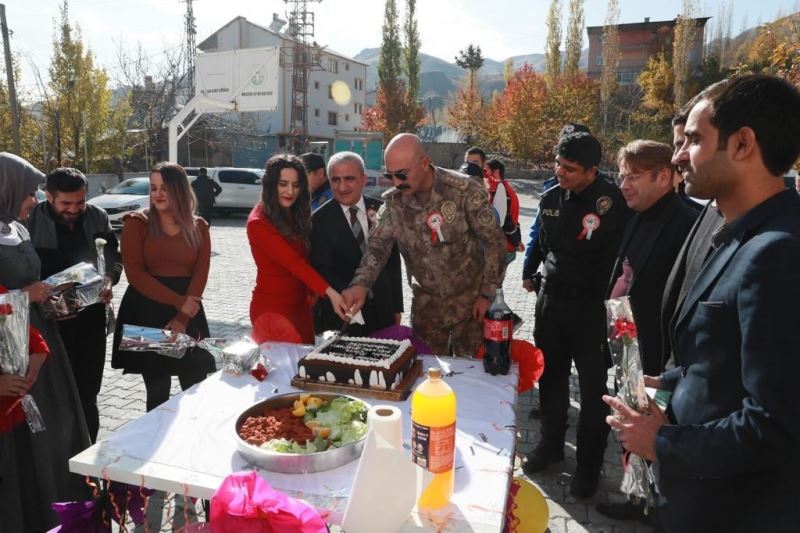 Hakkari Emniyeti’nden öğretmenlere sürpriz hediyeler
