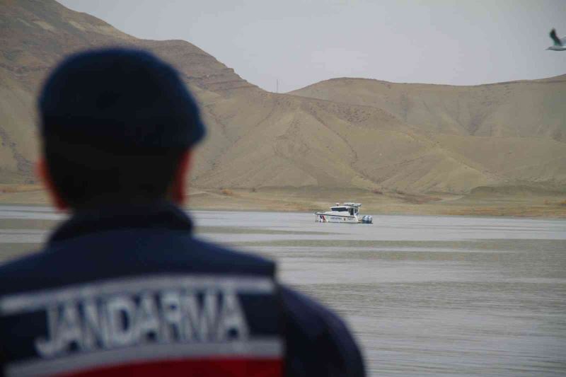Elazığ’da suda kaybolan balıkçıyı arama çalışmaları devam ediyor
