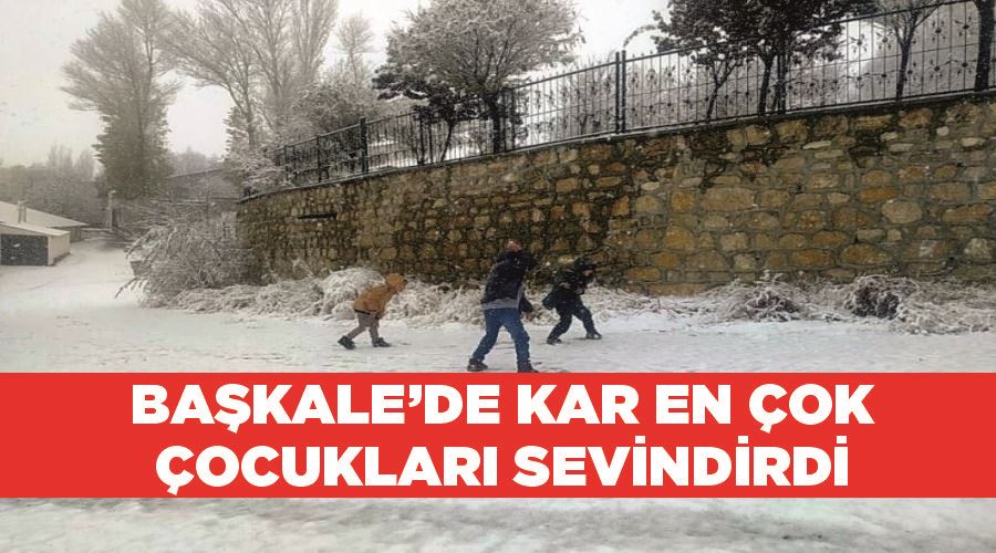 Başkale’de kar en çok çocukları sevindirdi