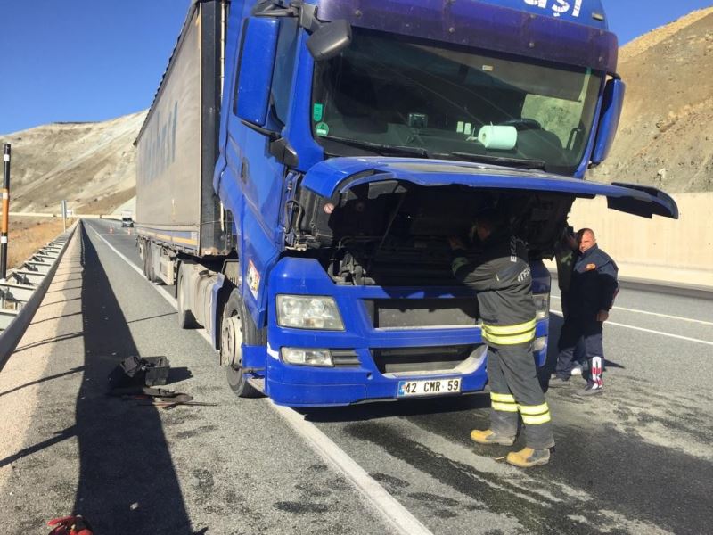 Tırın motorunda çıkan yangın büyümeden söndürüldü
