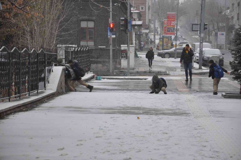 Kars’a mevsimin ilk karı yağdı
