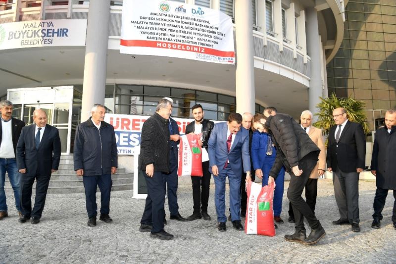 148 üreticiye karışık kaba yem tohumu dağıtıldı
