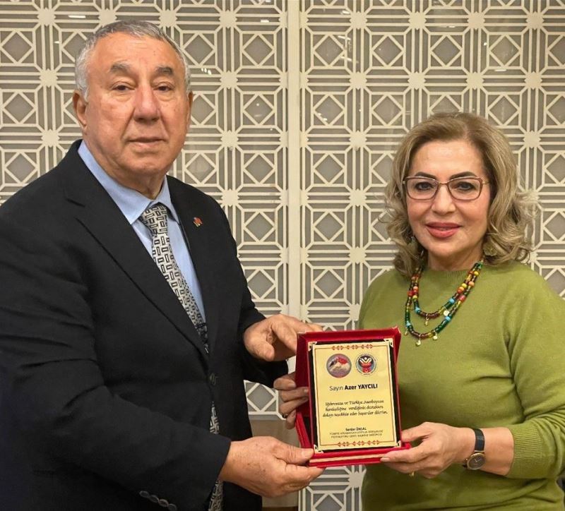 Serdar Ünsal’dan Azer Yaycılı’ya plaket
