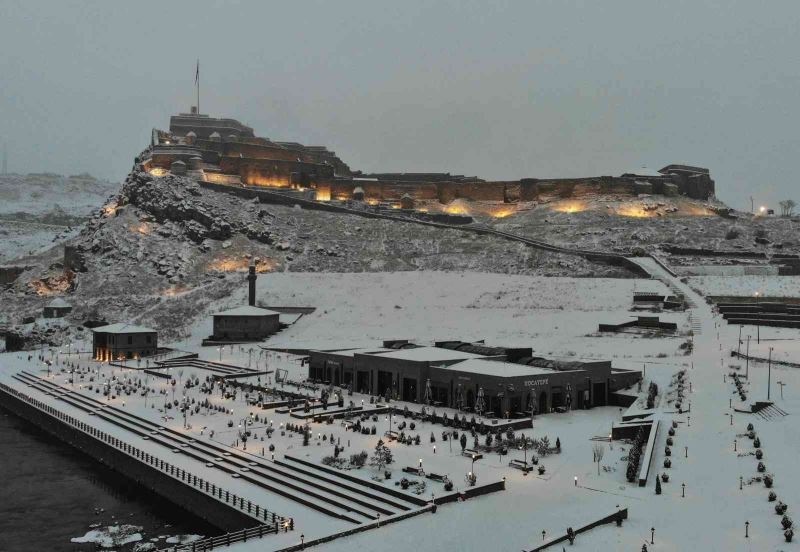 Kars beyaz gelinliğini giydi
