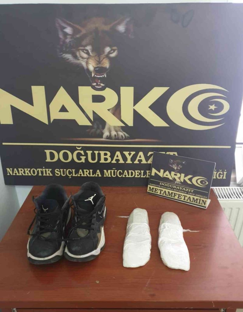 İran uyruklu şahsın ayakkabısında metamfetamin ele geçirildi
