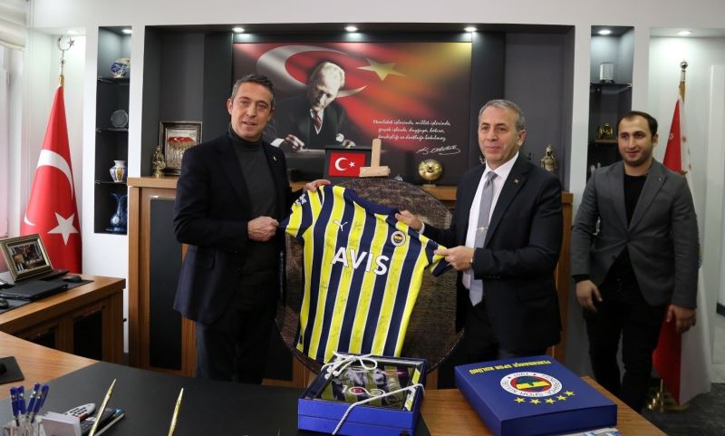 Fenerbahçe Kulübü Başkanı Koç’tan Müdür Kurt’a imzalı forma
