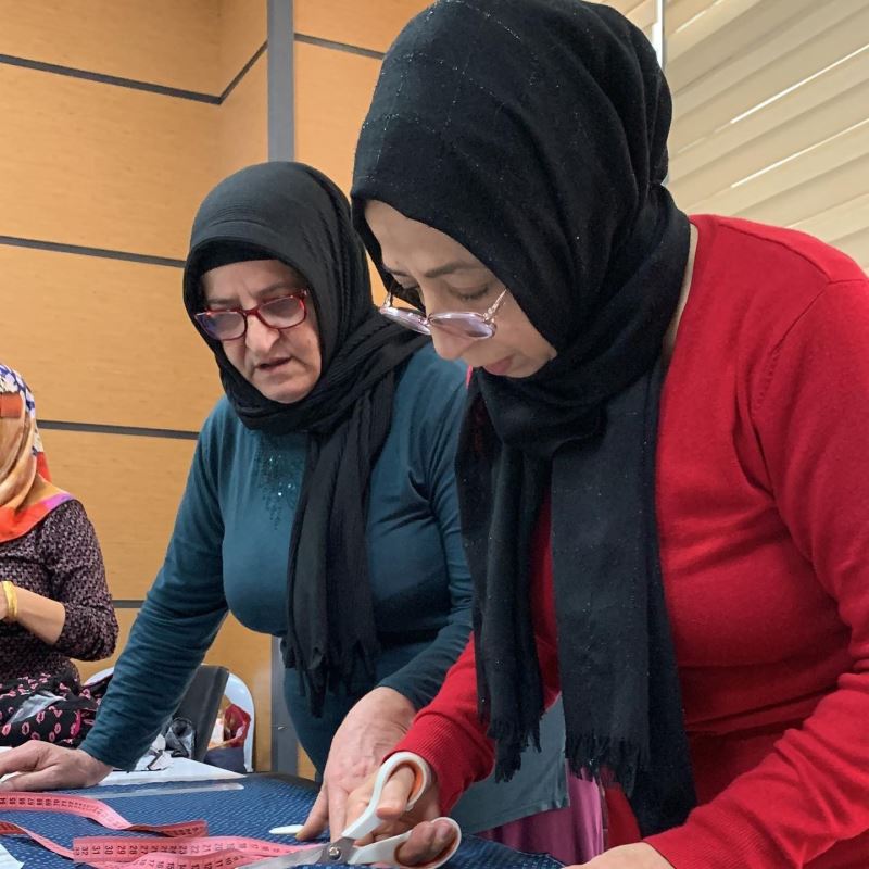 Elazığ’da kadınlar, ücretsiz dikiş-nakış kursu sayesinde meslek sahibi oluyor
