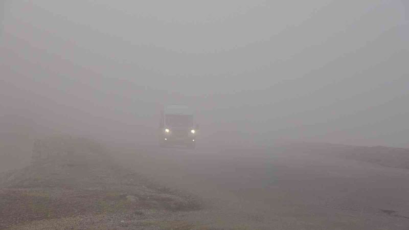 Yüksekova’da yoğun sis: Görüş mesafesi 5 metreye düştü
