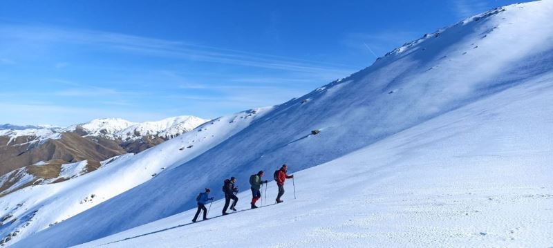 Elazığ’da dağcılar beyaza bürünen 2 bin 620 metre yüksekliğindeki Akdağ’a tırmandı
