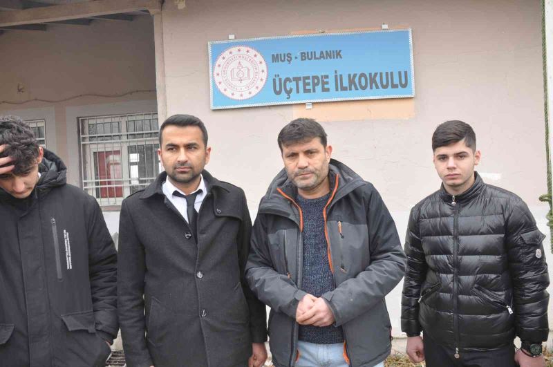 İnegöl’den gelip okulu onarıp öğrencilere kırtasiye ve giyim desteği verdiler
