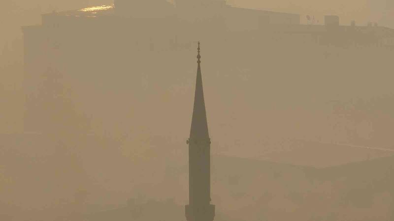 Yüksekova’da yoğun sis: Görüş mesafesi 10 metreye kadar düştü
