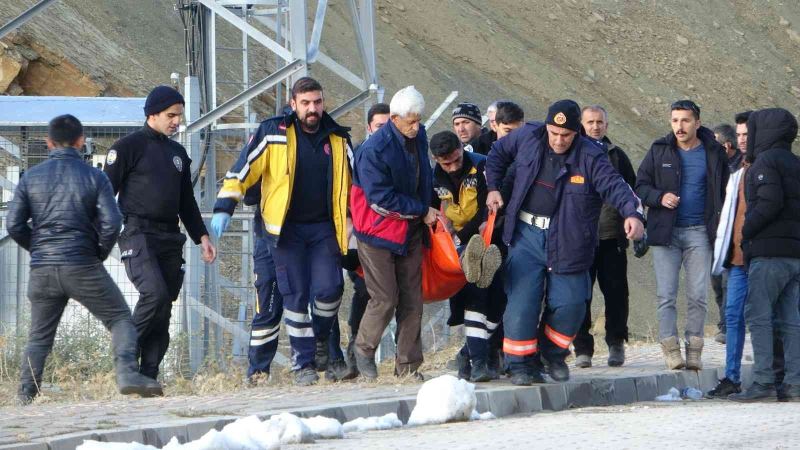 Yüksekova’da biri doktor 3 kişi silahla vurulmuş halde bulundu
