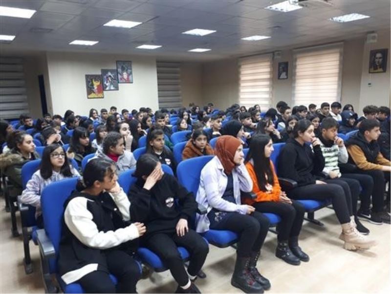 Hakkari’de “Dijital Dünyada Manevi Takipçilerimiz” konulu konferans
