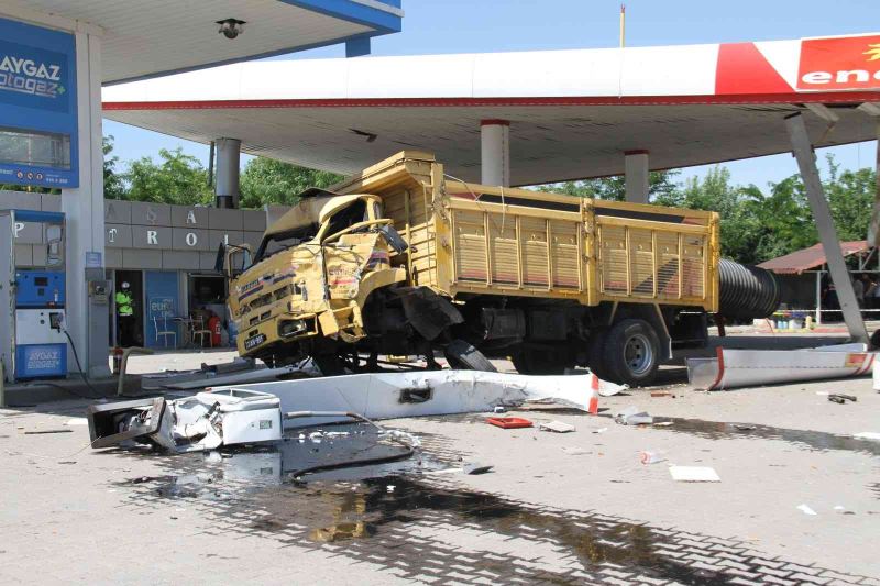 Elazığ’da facianın eşiğinden dönüldü, otomobile çarpan kamyon akaryakıt istasyonuna girdi: 5 yaralı