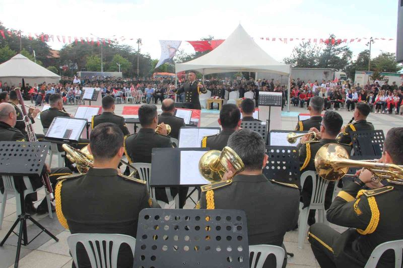 Türk Kara Kuvvetleri’nin kuruluş yıl dönümü dolayısıyla askeri bando konser verdi
