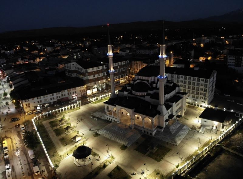 Selçuklu mimarisiyle yapılan Recep Tayyip Erdoğan Camii göz kamaştırıyor
