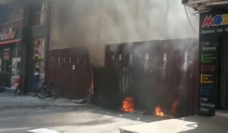 Erzincan’da işlek caddede çıkan yangın korkuttu
