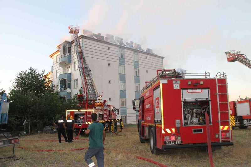 Elazığ’da çatı yangını 1 saatlik çalışmayla söndürüldü

