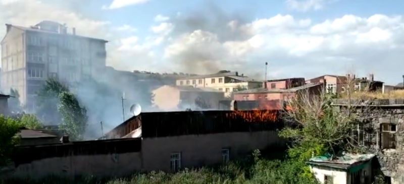 Kars’ta tarihi metruk binadaki yangın çevre evlere sıçradı
