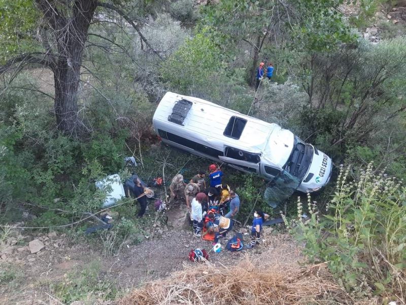 Tunceli’de tur minibüsü  uçuruma yuvarlandı: 18 yaralı
