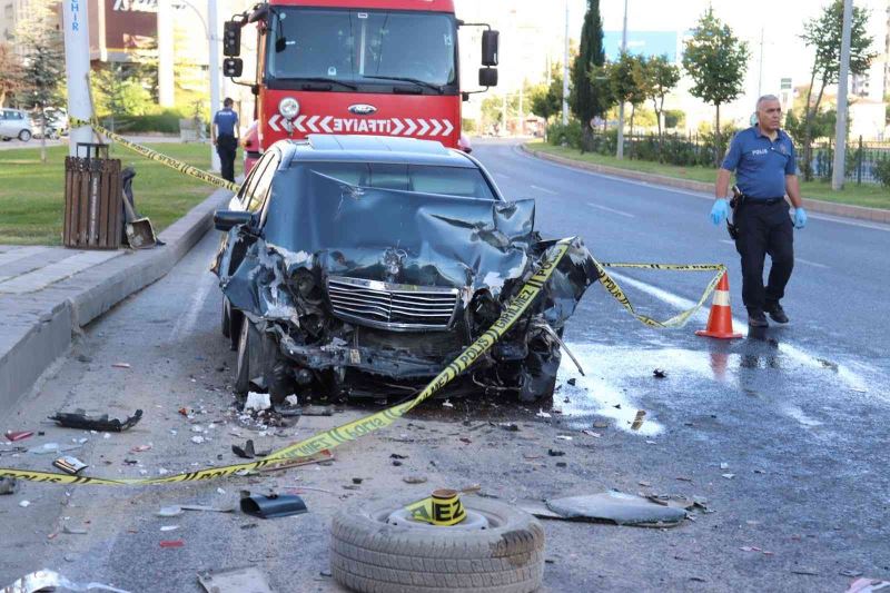 Otomobil minibüsle çarpıştı: 1 ölü, 1 yaralı
