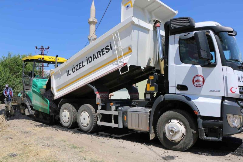 Elazığ İl Özel İdaresi ekiplerinden yol bakım ve genişletme çalışmaları
