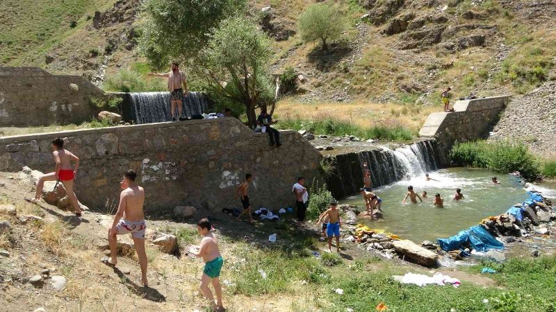 Muş’ta sıcaktan bunalan çocuklar eğlenceyi çayda serinlemekte buldu
