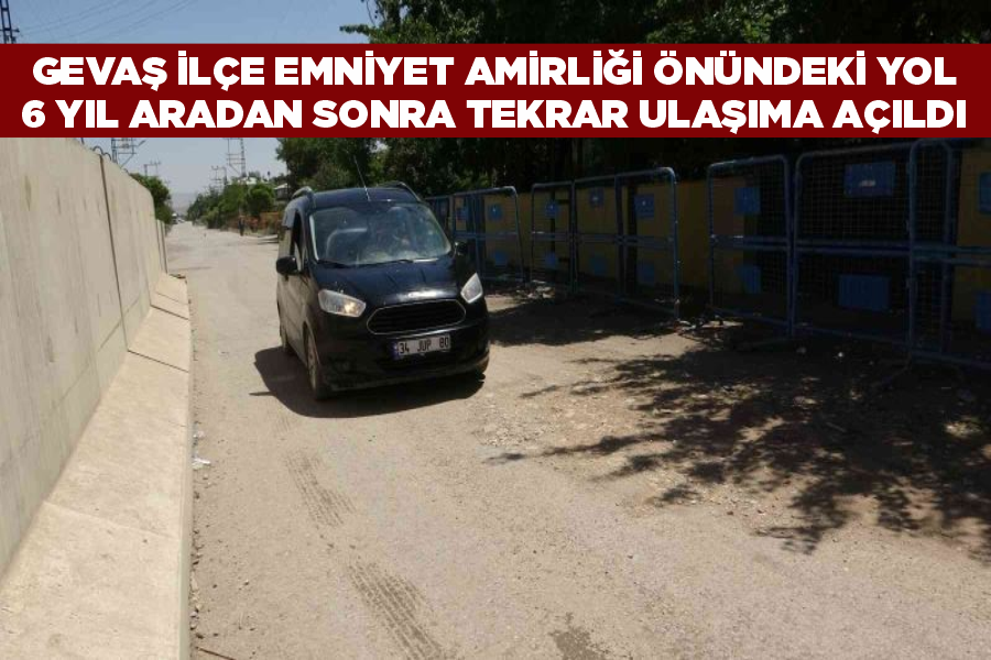 Gevaş İlçe Emniyet Amirliği önündeki yol 6 yıl aradan sonra tekrar ulaşıma açıldı