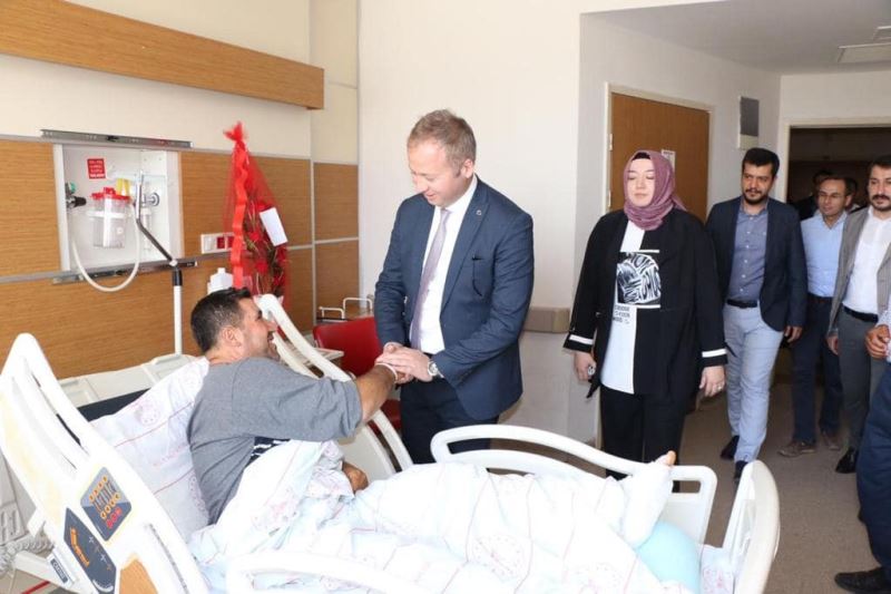 Kaymakam Muhammed İkbal Yelek, operasyonda yaralanan güvenlik korucusunu ziyaret etti
