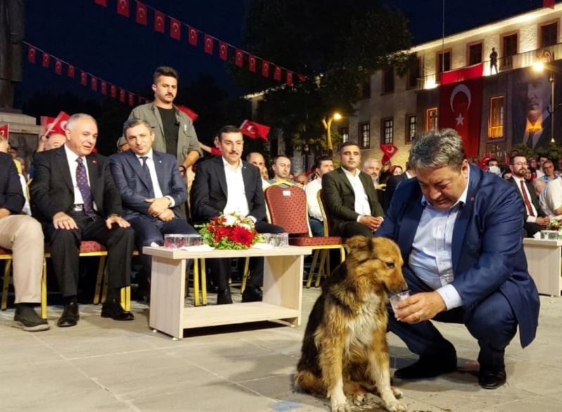 Fendoğlu, Malatya’nın maskot köpeğine su içirdi
