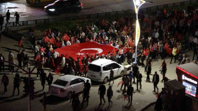 Yüksekova’da binlerce kişi dev Türk bayrağıyla ’15 Temmuz Demokrasi ve Milli Birlik Günü’ yürüyüşüne katıldı
